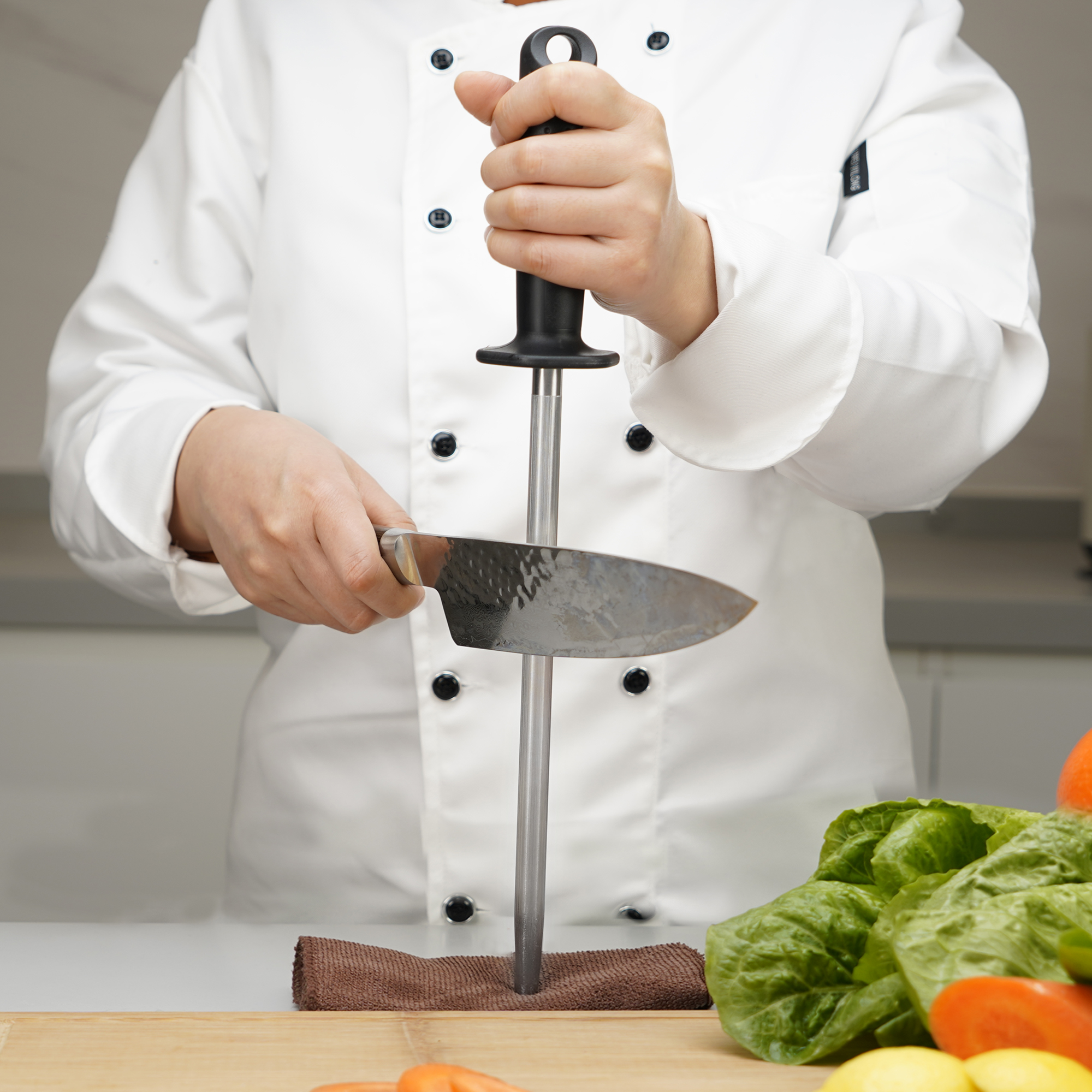 Sharpening a kitchen knife shop with a steel